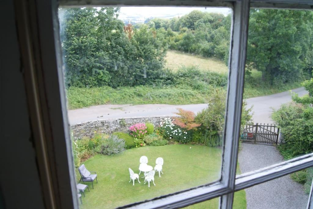 Top Floor At Cantref House Brecon Extérieur photo