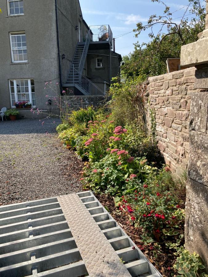 Top Floor At Cantref House Brecon Extérieur photo
